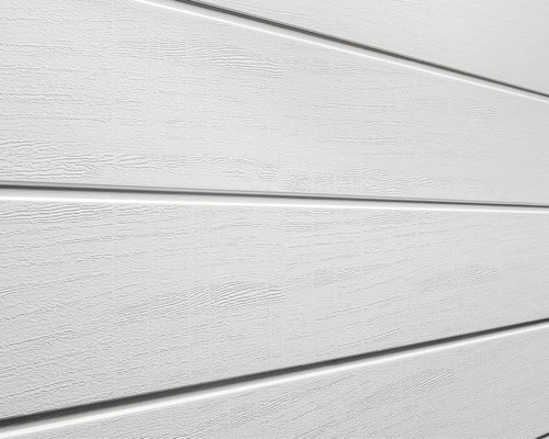 Vue détaillée d'une surface de porte de garage blanche avec des sections horizontales