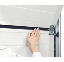 Détail d'une porte de garage avec main, joint et ferrures