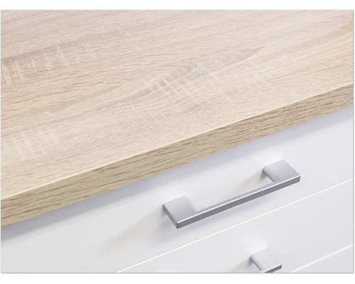 Detailaufnahme einer Arbeitsplatte mit Holzdekor und Schubladen mit Griffen