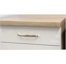 Gros plan d''une armoire avec des tiroirs et une poignée argentée
