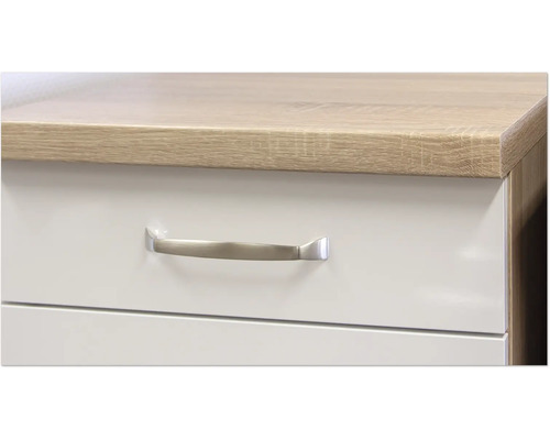 Nahaufnahme eines Schranks mit Schubladen und silberfarbenem Griff