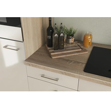 Scène de cuisine avec plan de travail, planches à découper, boissons et plaque de cuisson