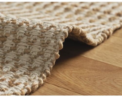 Gros plan d''un tapis tissé en fibres naturelles