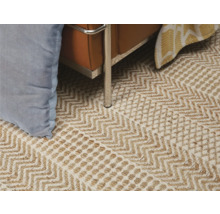 Gros plan d''un tapis à motif en zigzag sous un canapé