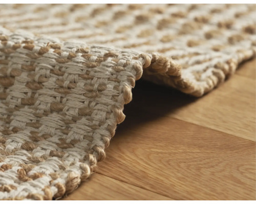 Vue détaillée d''un tapis tressé en fibres naturelles sur un plancher en bois