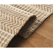 Tapis décoratif avec motif en zigzag sur parquet