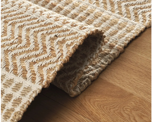 Tapis décoratif avec motif en zigzag sur parquet