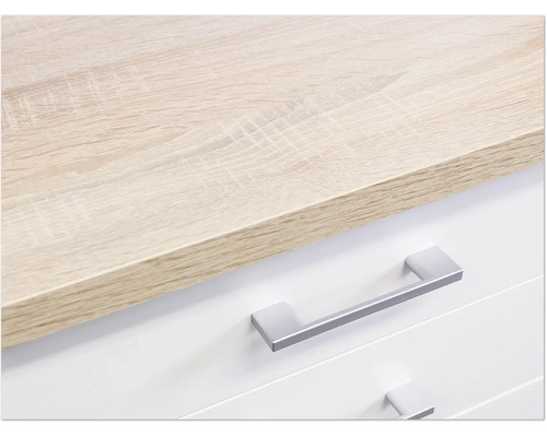 Gros plan d''une commode avec un plateau en bois brun clair et des poignées argentées