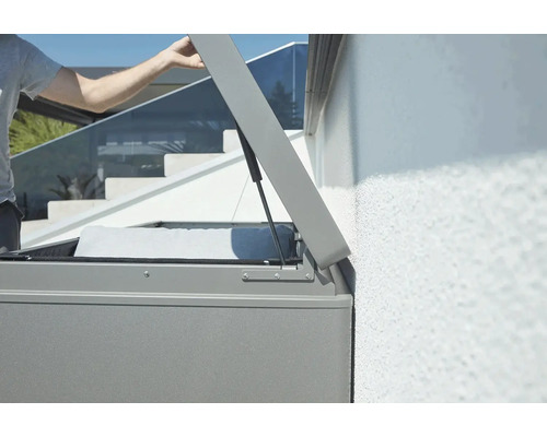 Geöffnete Aufbewahrungsbox im Aussenbereich zur Gartenmöbelauflage