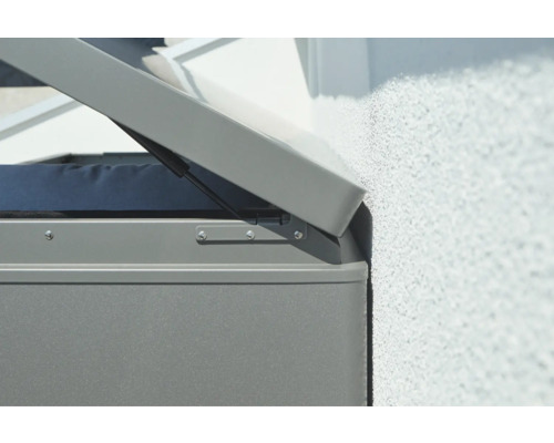 Detailansicht einer geöffneten Gartenbox zur Aufbewahrung