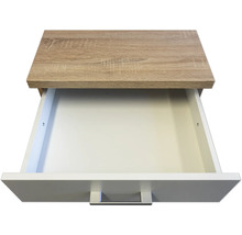 Offene Schublade mit Holzdekor-Oberseite und weisser Front.