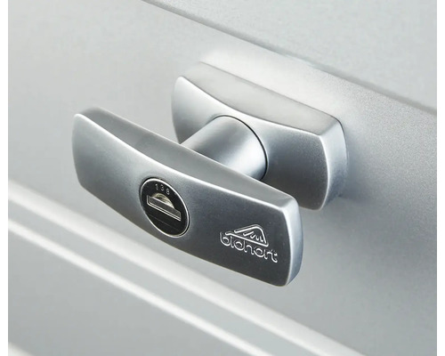 Logo Biohort sur la serrure d''un portail de jardin