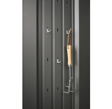 Armoire à outils métallique avec crochets et outil de jardinage