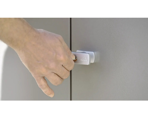 Eine Hand schliesst einen Metallschrank mit einem Schlüssel ab