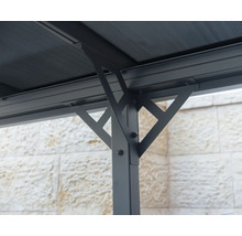 Vue détaillée d''une structure de pavillon avec pilier de soutien et toit