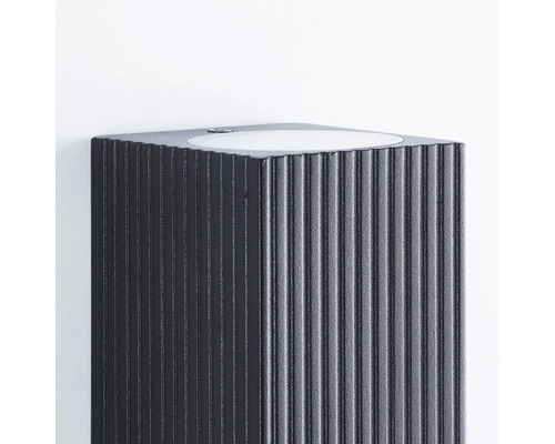 Applique murale cubique pour l''extérieur avec un design nervuré.