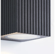 Gros plan d''un luminaire extérieur noir avec une surface verticale nervurée