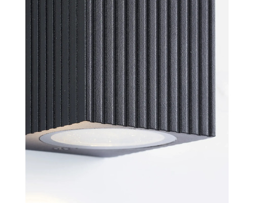Gros plan d''un luminaire extérieur noir avec une surface verticale nervurée