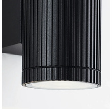 Schwarze Aussenwandleuchte mit vertikal geriffeltem, zylindrischem Design