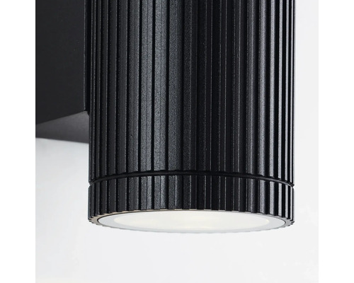 Schwarze Aussenwandleuchte mit vertikal geriffeltem, zylindrischem Design