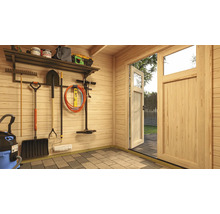 Intérieur d'abri de jardin avec outils et porte ouverte