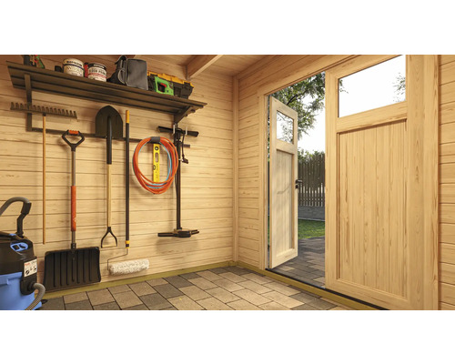 Intérieur d'abri de jardin avec outils et porte ouverte