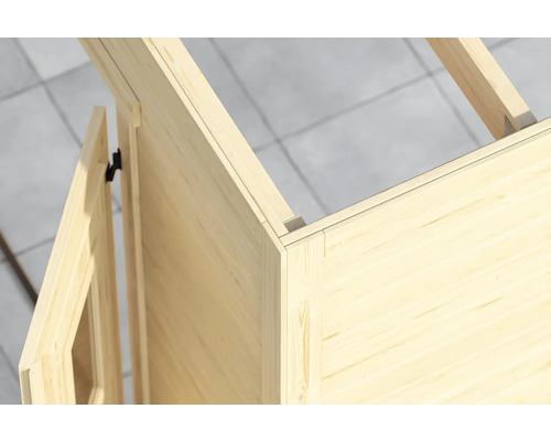 Vue détaillée d'un cabanon en bois en construction avec cadre de porte et poutres en bois