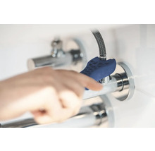 Un installateur fixe un robinet d''arrêt d''angle avec une clé.