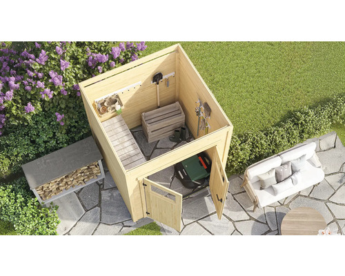 Scène de jardin avec abri de jardin, étagère à bois et coin salon sur sol en pierre