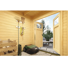 Vue intérieure d'une cabane de jardin en bois avec des outils de jardinage, un robot tondeuse et une double porte ouverte