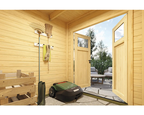 Vue intérieure d'une cabane de jardin en bois avec des outils de jardinage, un robot tondeuse et une double porte ouverte