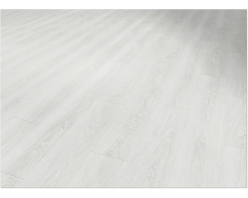 Heller Laminatboden mit Holzoptik verlegt