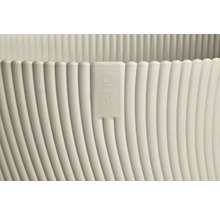 Detailansicht eines Blumentopfes mit Elho Logo und geriffelter Oberfläche.