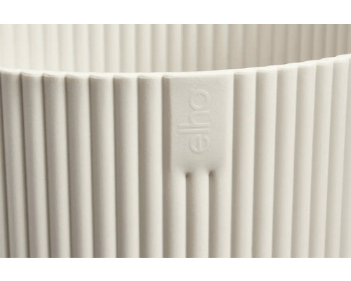 Vue détaillée d''un pot de fleurs avec une structure côtelée et le logo Elho.