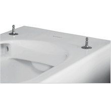 Detailansicht eines weissen Duravit Waschbeckens mit Armaturenanschluss