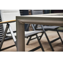 Gros plan sur une table de jardin avec des chaises
