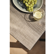 Gros plan d''une table aspect bois, de raisins et d''un verre d''eau avec du citron