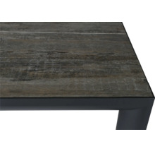 Vue détaillée d''une table de jardin avec un plateau aspect bois et un cadre en métal