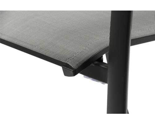 Detailansicht einer Gartenbank mit Sitzfläche aus Textilgewebe und Metallgestell.