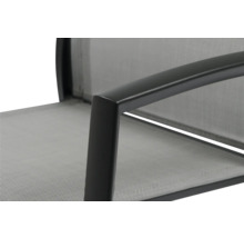 Detailansicht eines Gartenstuhls mit Armlehne aus Aluminium und Textilgewebe