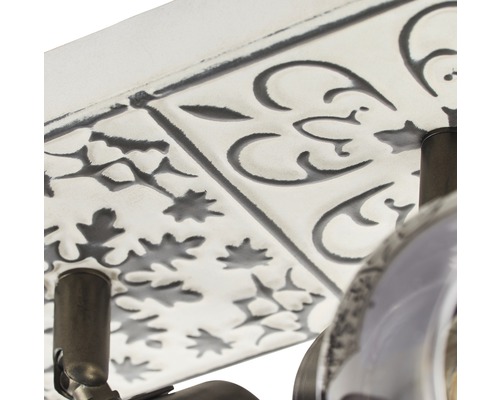 Gros plan d'un plafonnier avec un motif floral