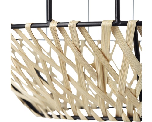 Vue détaillée d''une suspension avec abat-jour tressé et structure en métal noir