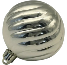 Silberne Weihnachtskugel mit gerippter Oberfläche