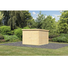 Abri de jardin en bois avec double porte dans le jardin.