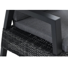Vue détaillée d'une chaise de jardin avec aspect rotin et coussin d'assise