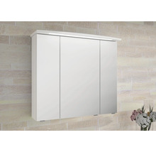 Dreitüriger Badezimmer-Spiegelschrank mit LED-Beleuchtung und drei Spiegeltüren an einer hellen Wand.