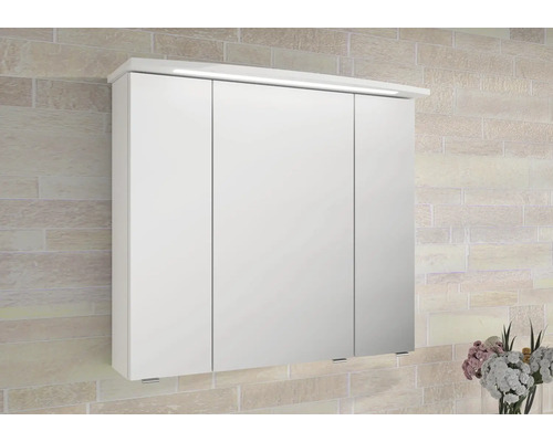 Dreitüriger Badezimmer-Spiegelschrank mit LED-Beleuchtung und drei Spiegeltüren an einer hellen Wand.
