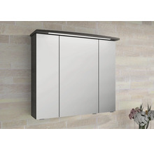 Dreitüriger Badezimmer-Spiegelschrank mit integrierter LED-Beleuchtung im Kranz und Korpus in dunkler Holzoptik.