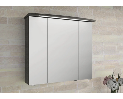 Dreitüriger Badezimmer-Spiegelschrank mit integrierter LED-Beleuchtung im Kranz und Korpus in dunkler Holzoptik.