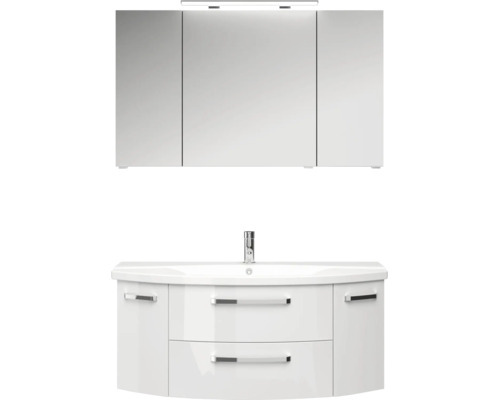 Badezimmermöbel-Set mit weißem Waschtischunterschrank mit Rundfront, Waschbecken, Armatur und dreitürigem Spiegelschrank mit LED-Beleuchtung.